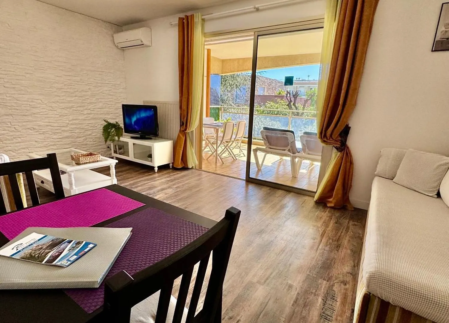 Apartment Apt 