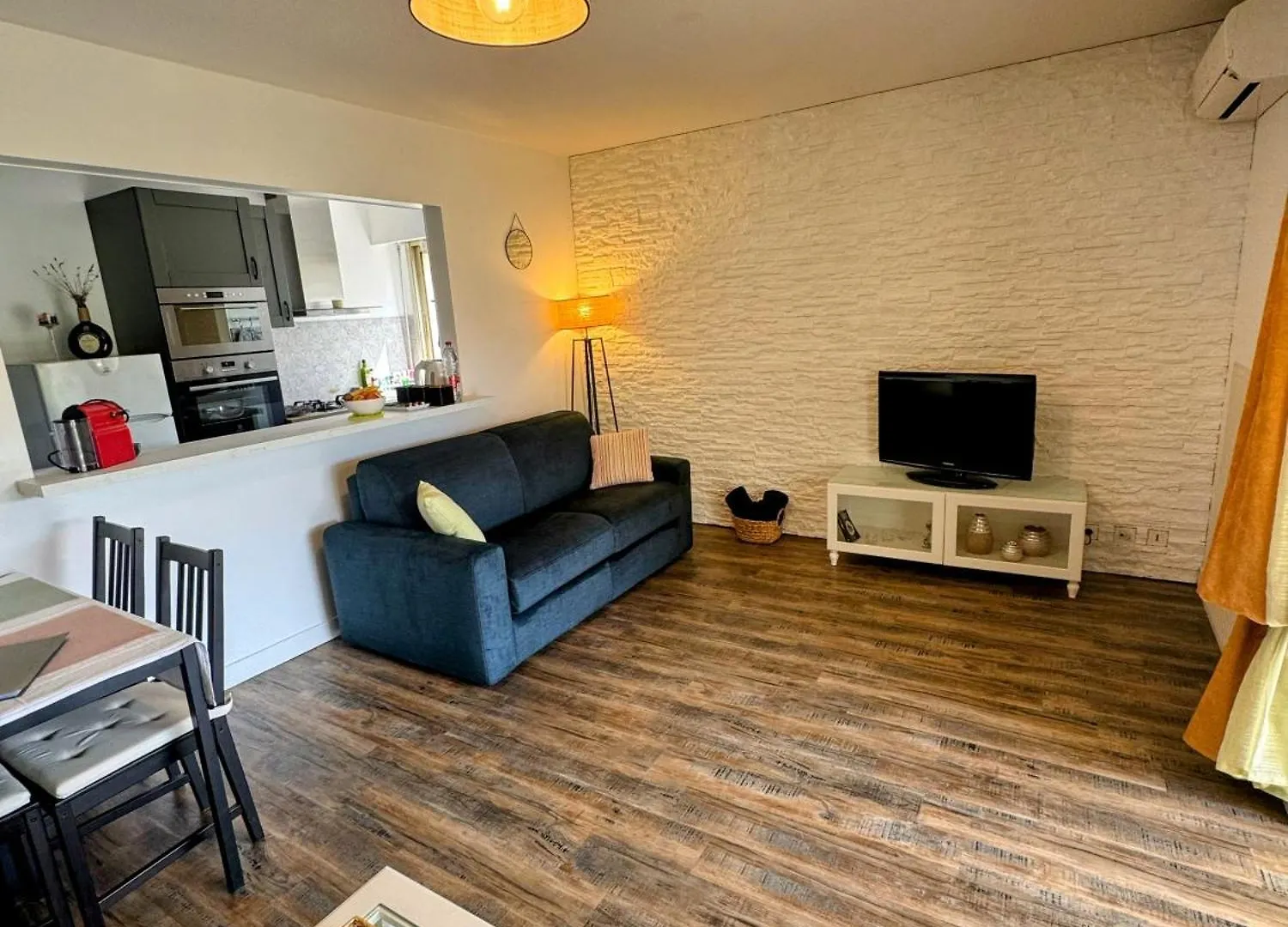 Apartment Apt 
