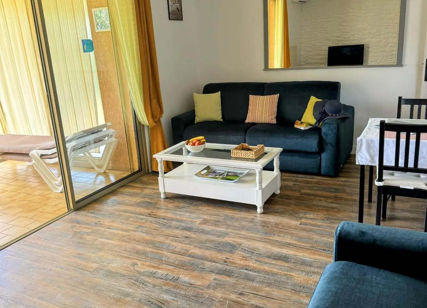 Apartment Apt 